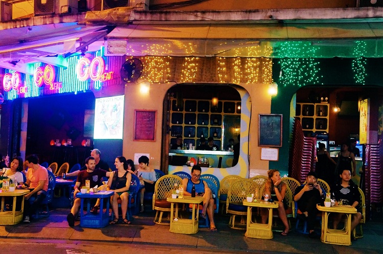 bui vien street going out at night in saigon cafe